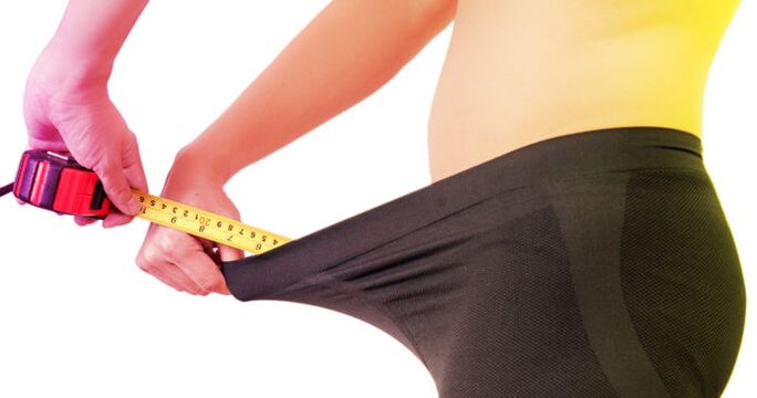 man measuring his penis before enlarging